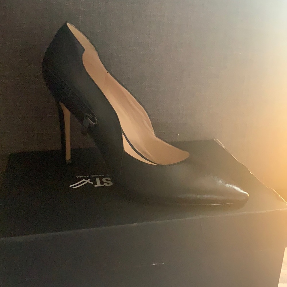 Woman black pumps